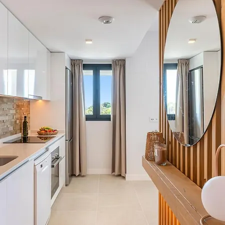Modern And Bright 2 Bedroom Apt, Swimming Pool And Gym Apartament *