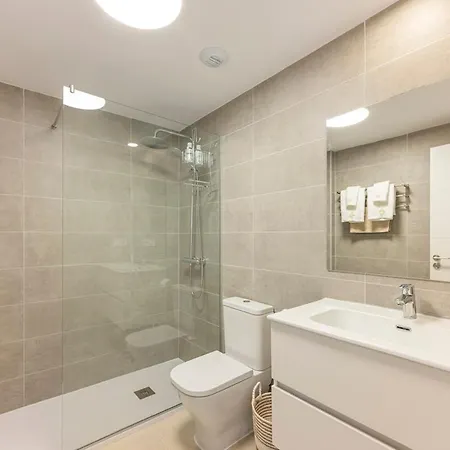 Modern And Bright 2 Br Apt, Swimming Pool And Gym *