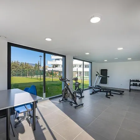 Apartment Modern And Bright 2 Br Apt, Swimming Pool And Gym