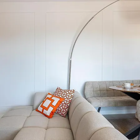 Modern And Bright 2 Br Apt, Swimming Pool And Gym Apartment *