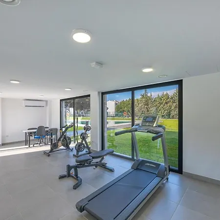 Modern And Bright 2 Br Apt, Swimming Pool And Gym *