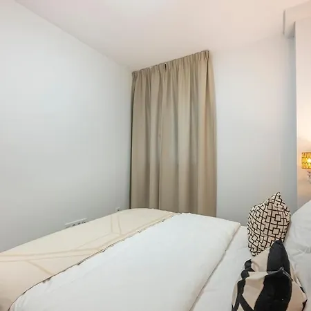 Modern And Bright 2 Br Apt, Swimming Pool And Gym