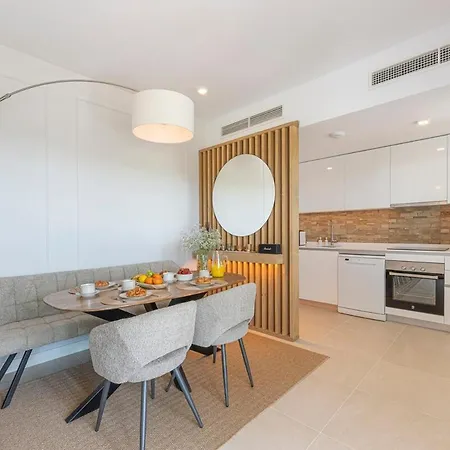 Apartment Modern And Bright 2 Br Apt, Swimming Pool And Gym *