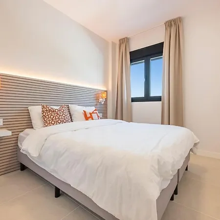 Modern And Bright 2 Br Apt, Swimming Pool And Gym