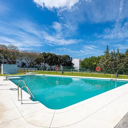 Apartment Modern And Bright 2 Br Apt, Swimming Pool And Gym