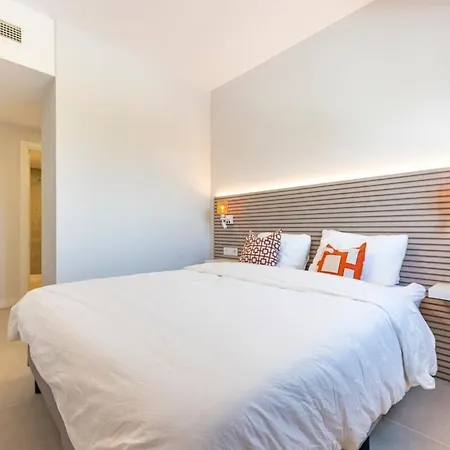 Modern And Bright 2 Br Apt, Swimming Pool And Gym Apartment *