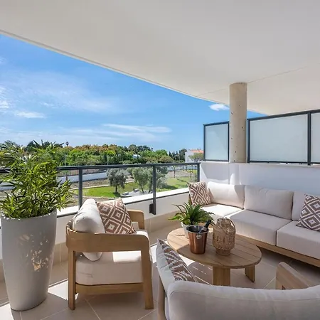 Modern And Bright 2 Br Apt, Swimming Pool And Gym