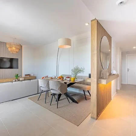 Apartment Modern And Bright 2 Br Apt, Swimming Pool And Gym