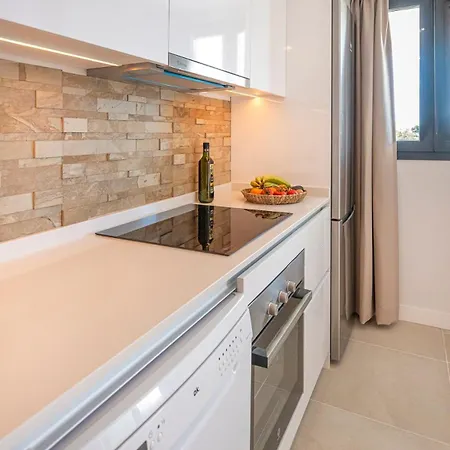 Apartment Modern And Bright 2 Br Apt, Swimming Pool And Gym *