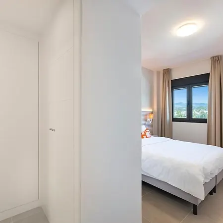 Modern And Bright 2 Br Apt, Swimming Pool And Gym