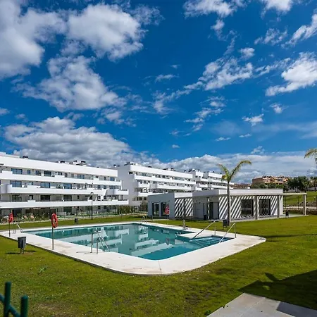 Apartment Modern And Bright 2 Br Apt, Swimming Pool And Gym