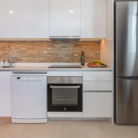 Modern And Bright 2 Br Apt, Swimming Pool And Gym Apartment