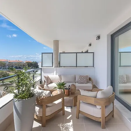 Modern And Bright 2 Br Apt, Swimming Pool And Gym Apartment