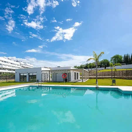 Apartment Modern And Bright 2 Br Apt, Swimming Pool And Gym