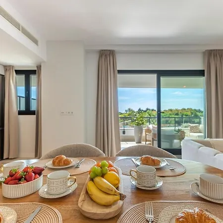 Modern And Bright 2 Br Apt, Swimming Pool And Gym Apartment