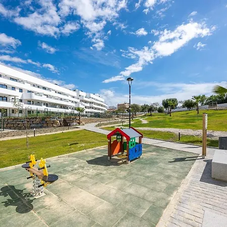 Apartment Modern And Bright 2 Br Apt, Swimming Pool And Gym