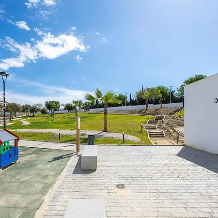 Modern And Bright 2 Br Apt, Swimming Pool And Gym