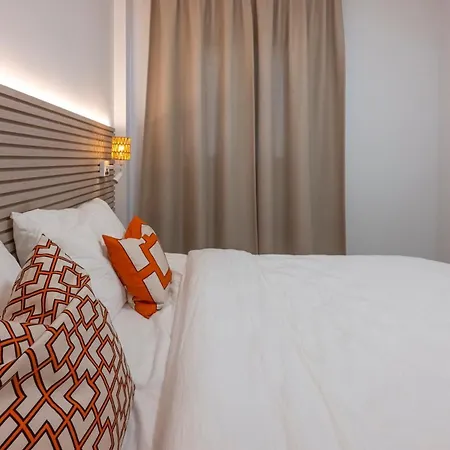 Modern And Bright 2 Br Apt, Swimming Pool And Gym Apartment