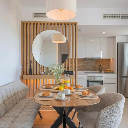 Modern And Bright 2 Br Apt, Swimming Pool And Gym