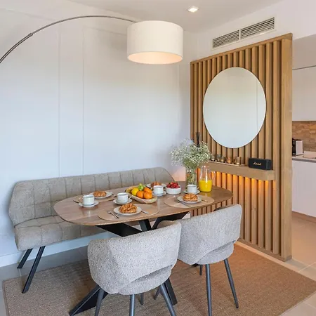 Modern And Bright 2 Br Apt, Swimming Pool And Gym *